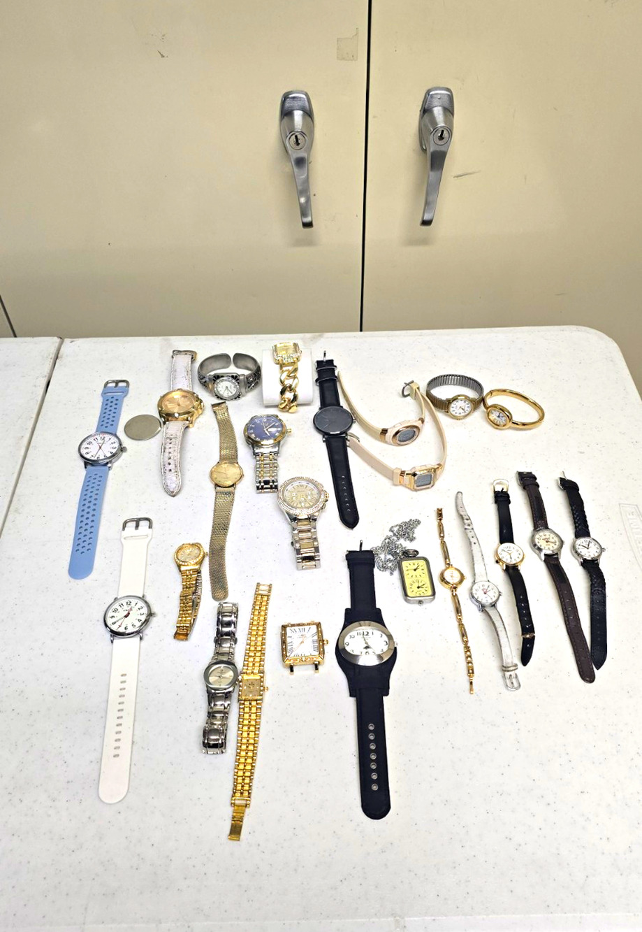 LOT OF 24 Vintage & Modern Watches - 100% WORKING TESTED - Bulova Timex Invicta